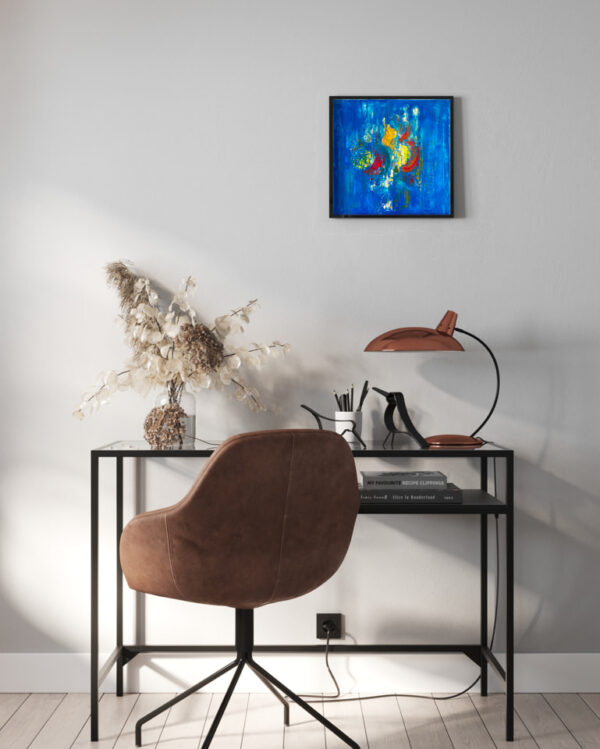 Le tableau Eaux troubles accroché au mur devant un petit meuble et une chaise