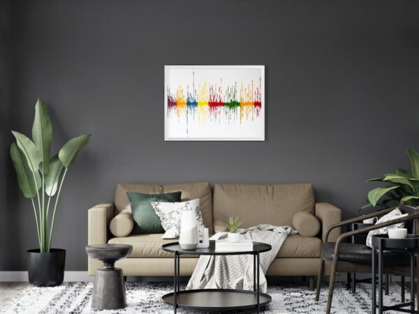 Le tableau Ondes est accroché au-dessus d'un canapé dans un salon au mur gris