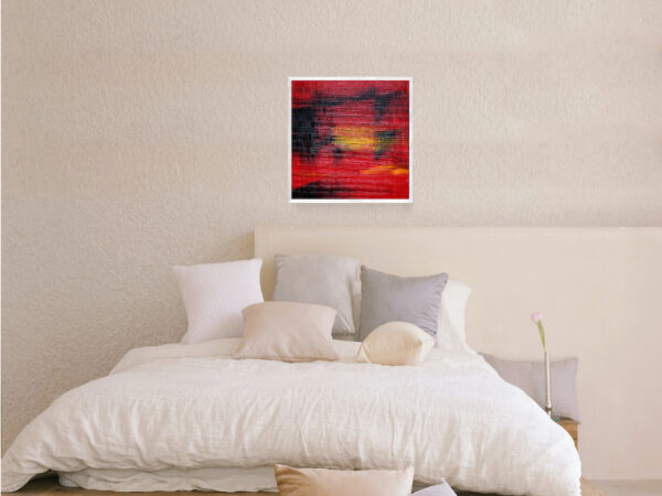 Le tableau Soleil rouge est mis en situation dans un chambre aux tonalités blanches et écrues pour un contraste fort